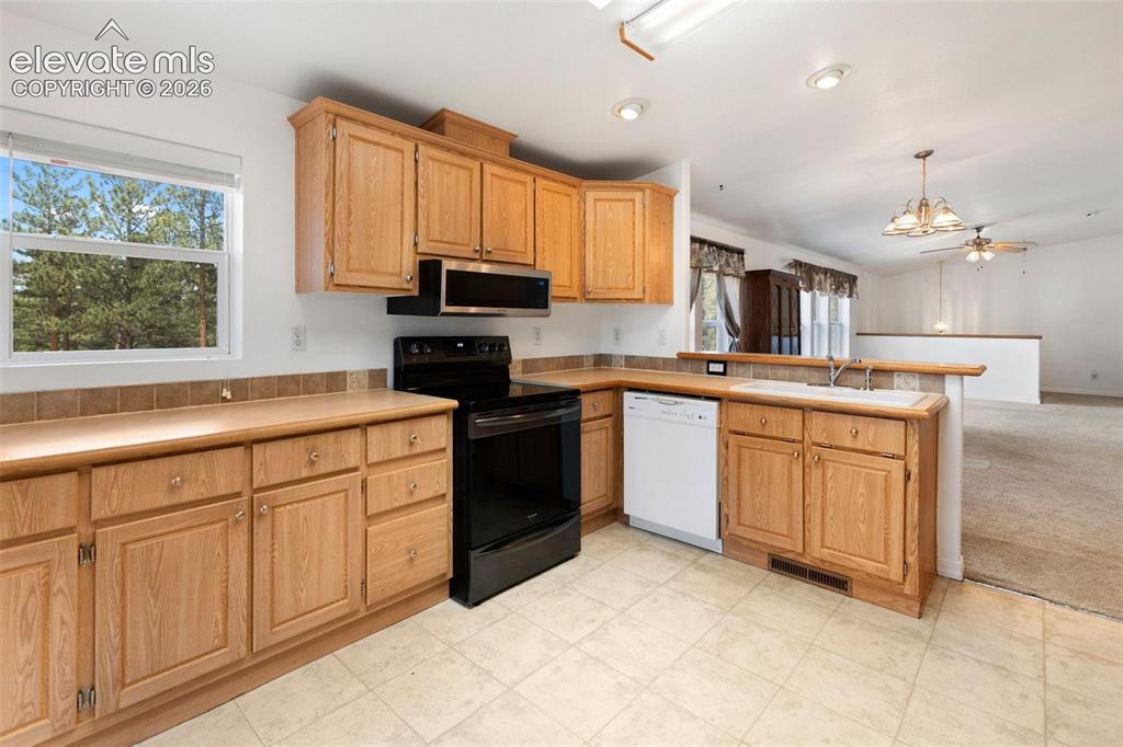 Image 9 of 50: Kitchen