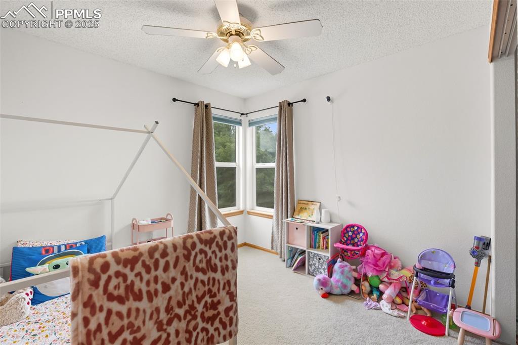 Image 21 of 25: Bedroom