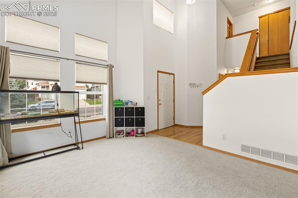 Image 4 of 25: Living Room