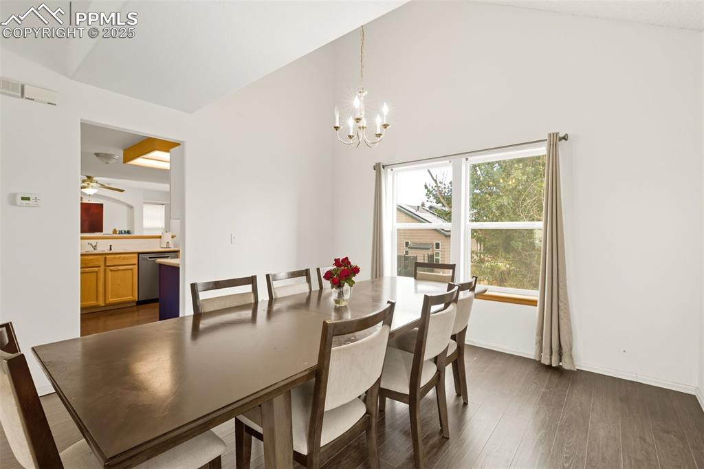 Image 7 of 25: Dining Area