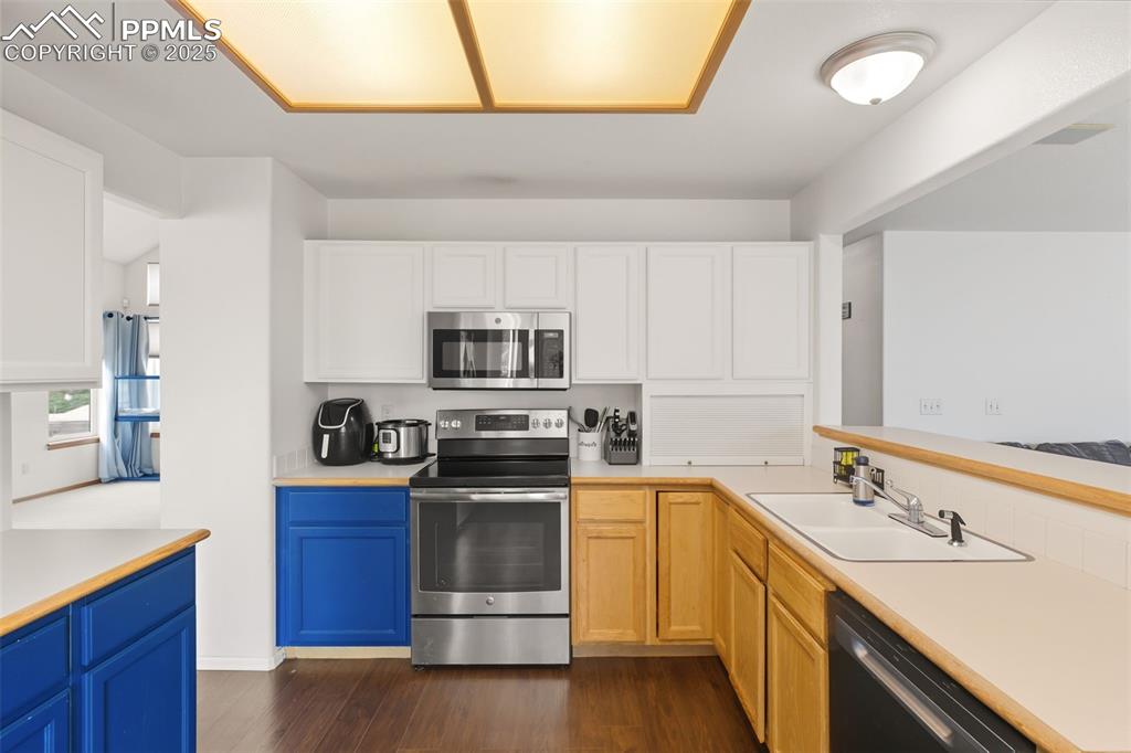 Image 8 of 25: Kitchen