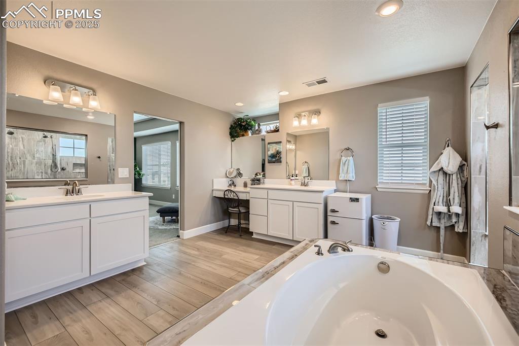 Image 19 of 30: Bathroom