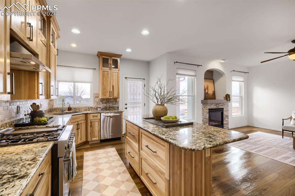 Image 10 of 33: Kitchen