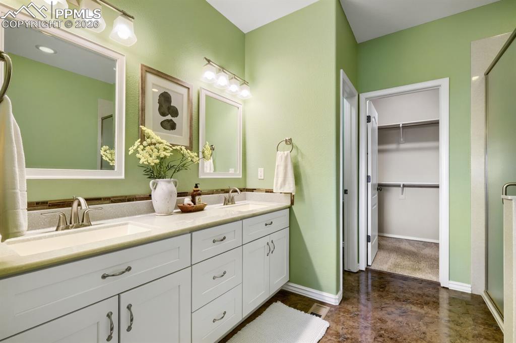 Image 17 of 33: Bathroom