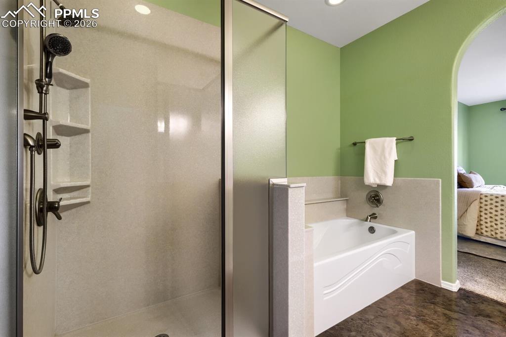 Image 18 of 33: Bathroom