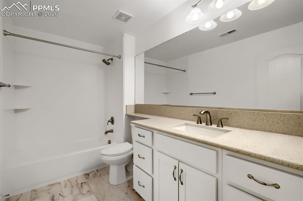 Image 24 of 33: Bathroom