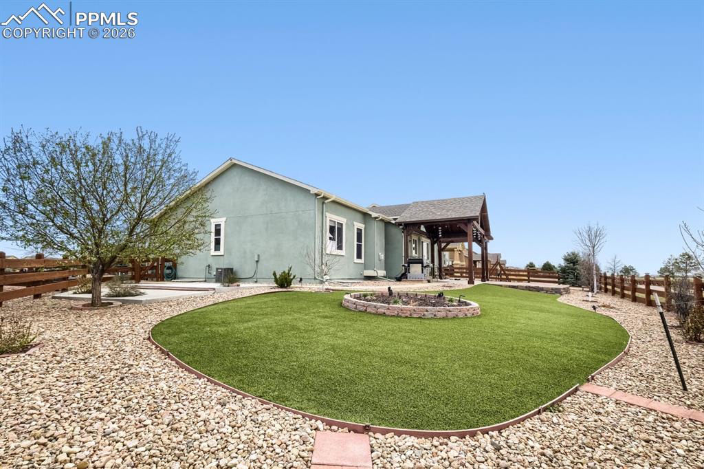 Image 26 of 33: Yard