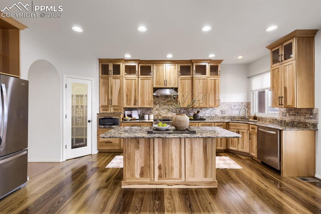 Image 9 of 33: Kitchen