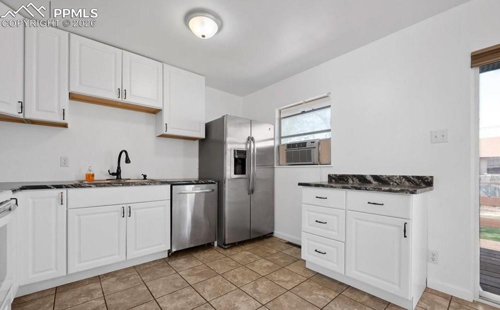 Image 10 of 32: Kitchen