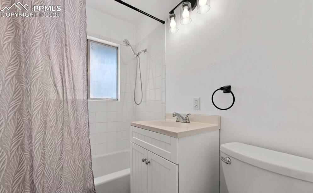 Image 15 of 32: Bathroom