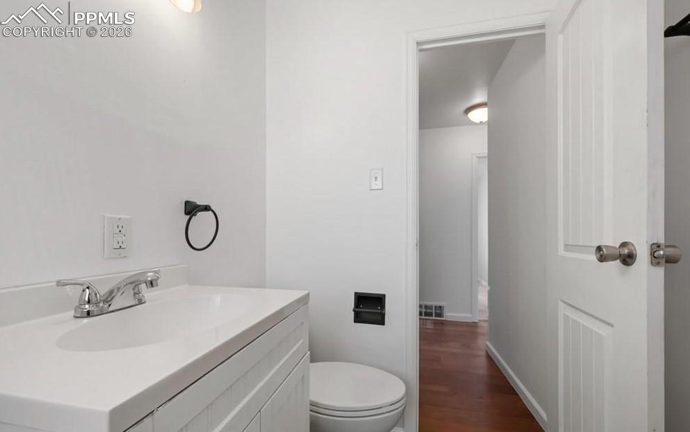 Image 16 of 32: Bathroom