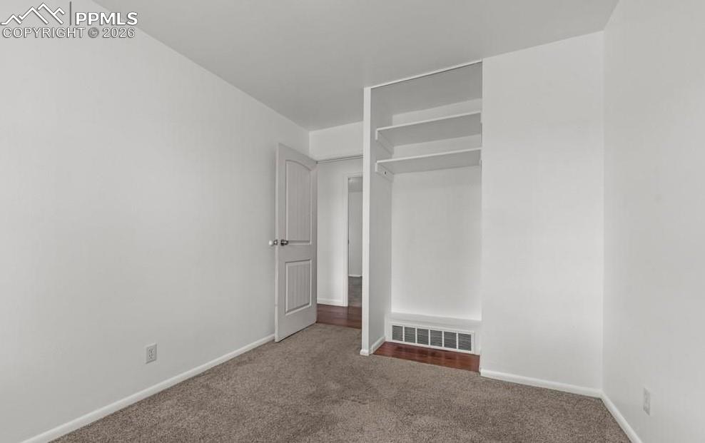 Image 19 of 32: Bedroom