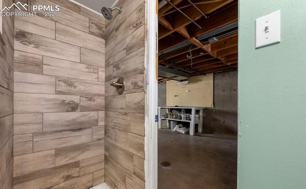 Image 27 of 32: Bathroom