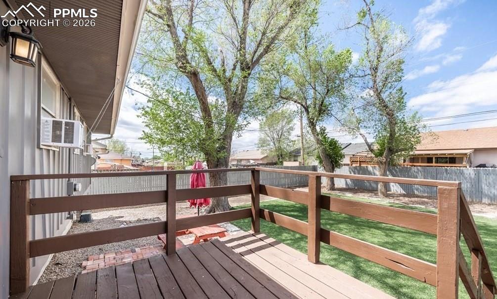 Image 28 of 32: Deck