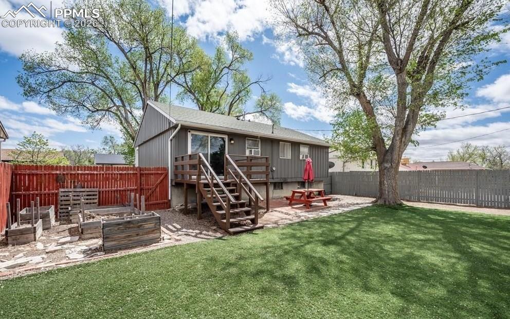 Image 30 of 32: Back of Structure