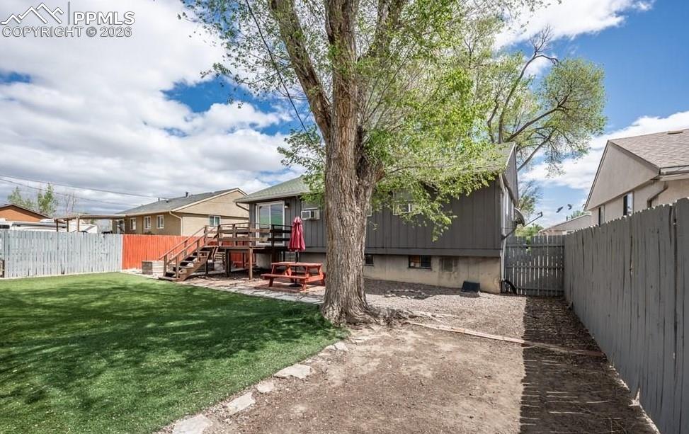 Image 31 of 32: Yard