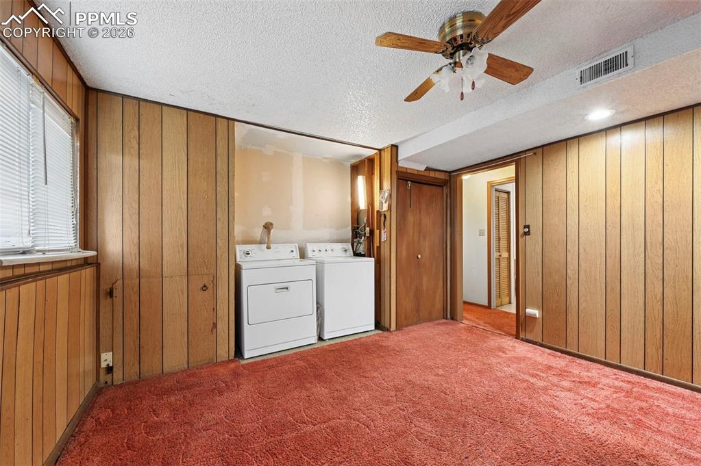 Image 14 of 25: Laundry