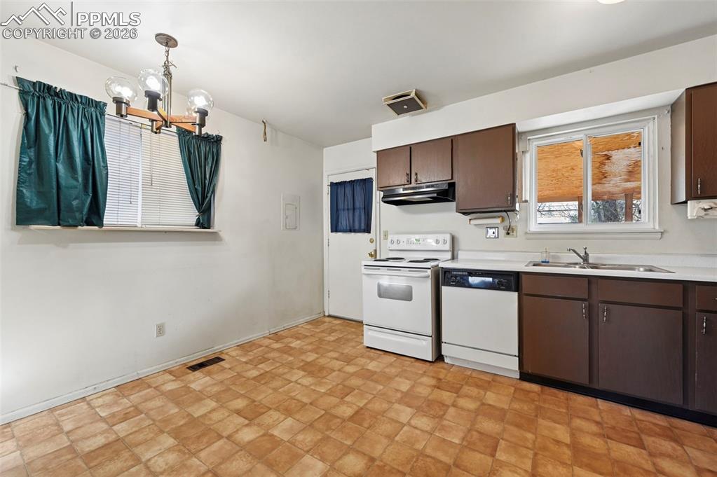 Image 6 of 25: Kitchen