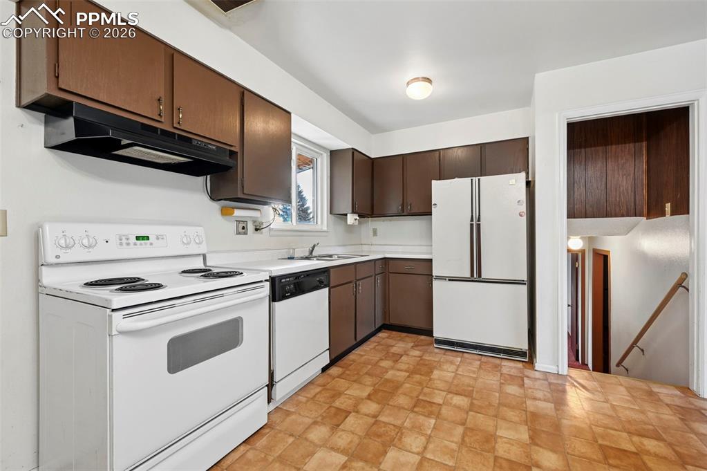 Image 7 of 25: Kitchen