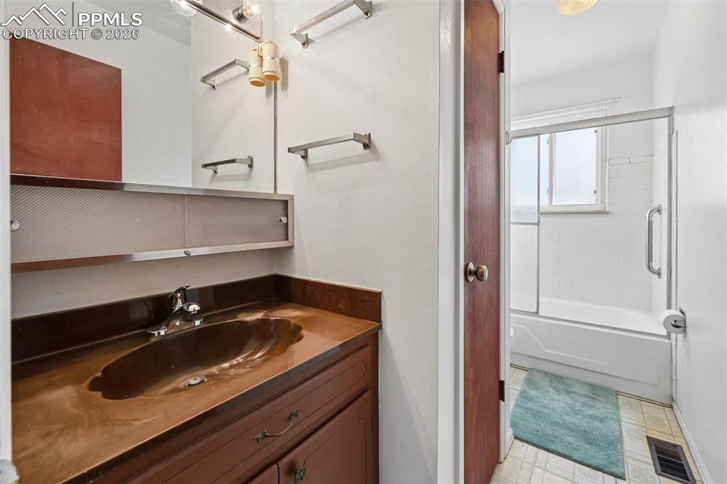 Image 9 of 25: Bathroom