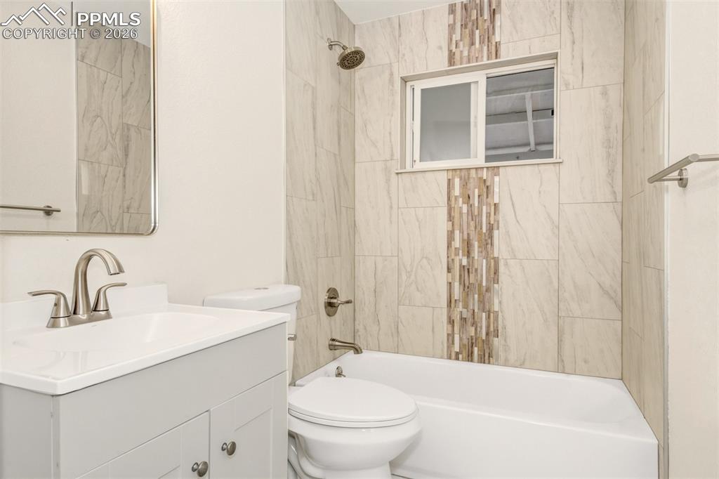 Image 16 of 28: Bathroom