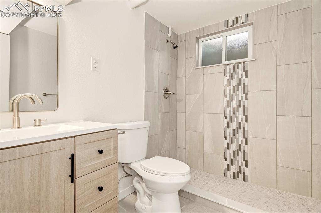 Image 23 of 28: Bathroom