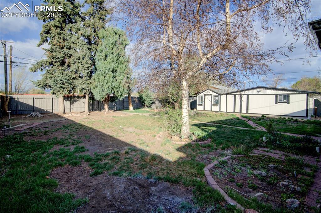 Image 27 of 28: Yard