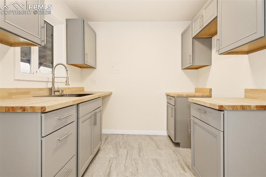 Image 9 of 28: Kitchen