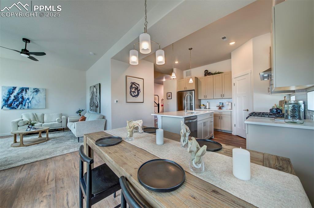 Image 14 of 41: Dining Area