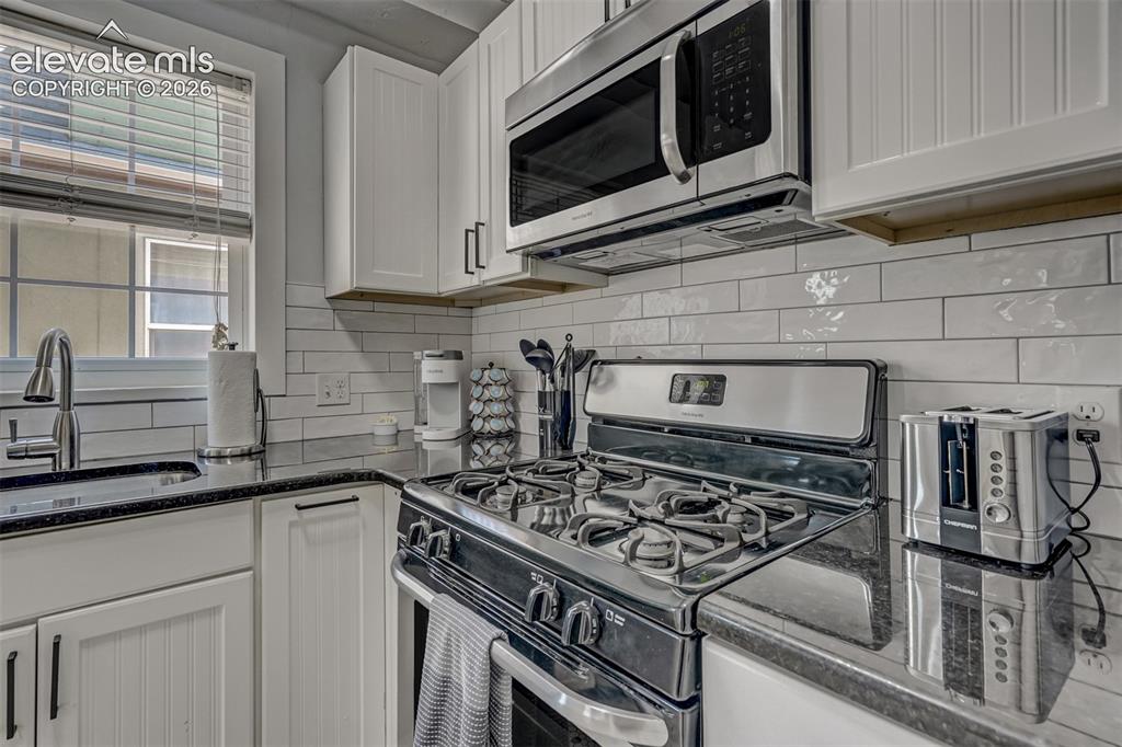Image 16 of 45: Kitchen