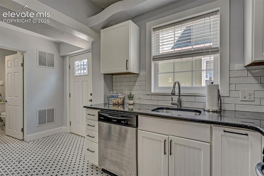 Image 17 of 45: Kitchen