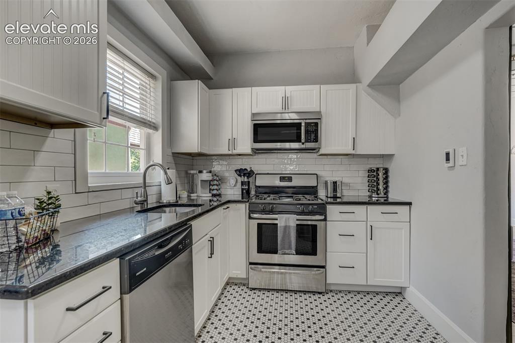 Image 18 of 45: Kitchen