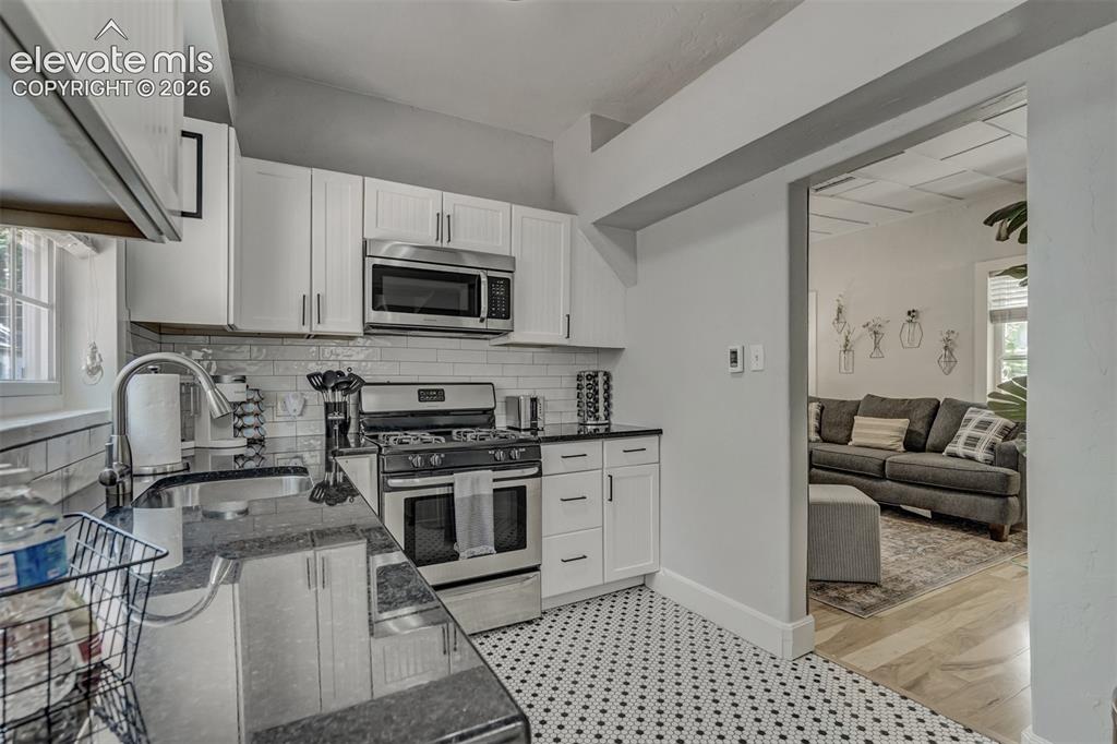 Image 19 of 45: Kitchen