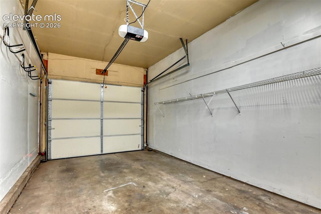 Image 14 of 50: Garage