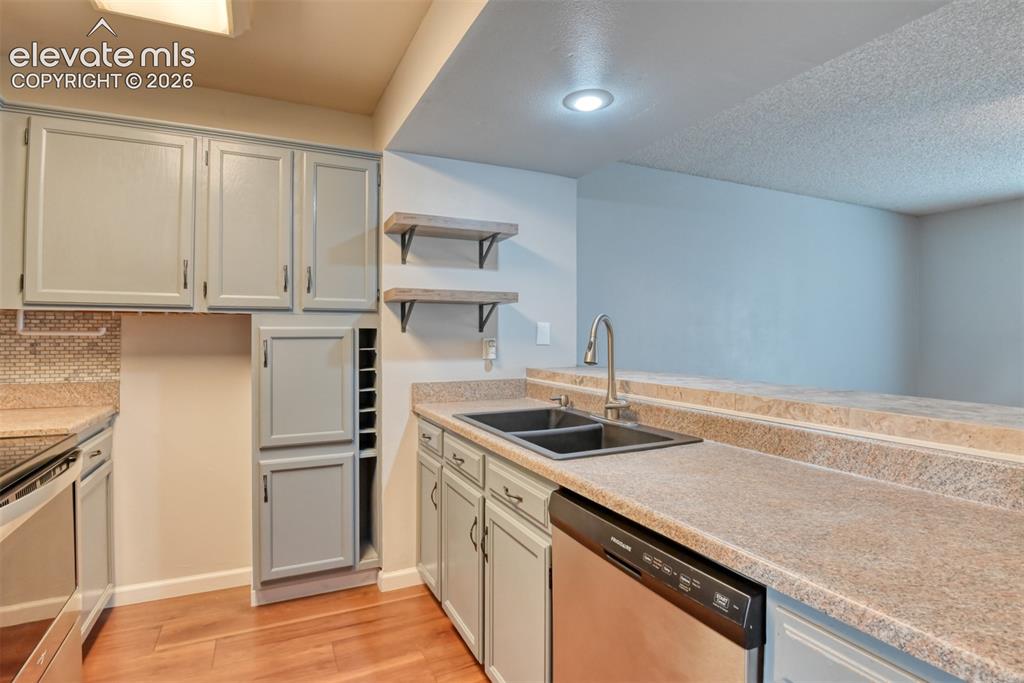 Image 16 of 50: Kitchen