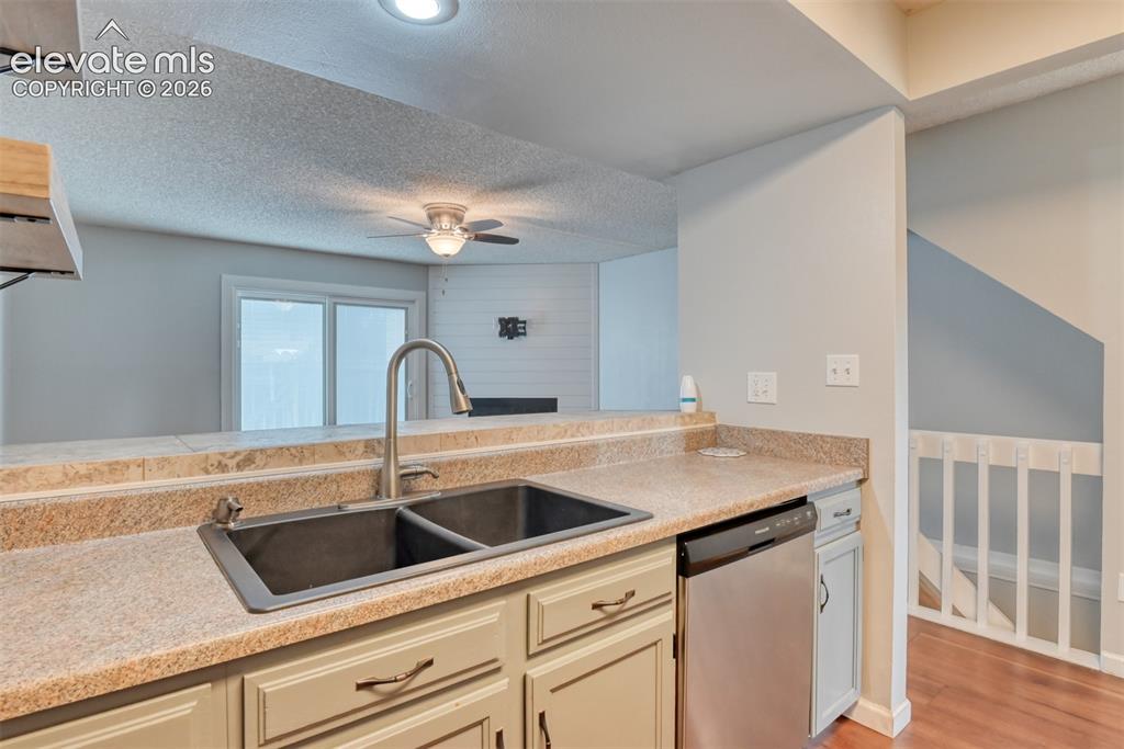 Image 17 of 50: Kitchen