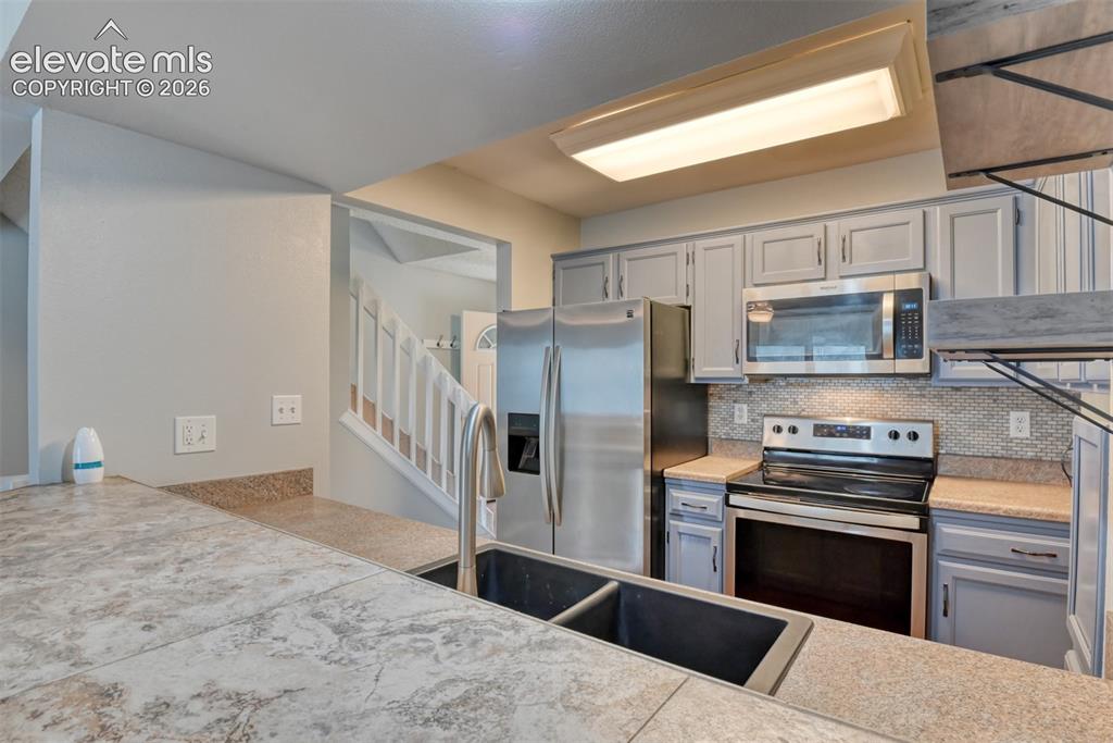 Image 18 of 50: Kitchen