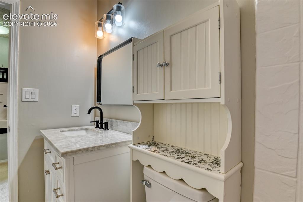 Image 19 of 50: Bathroom