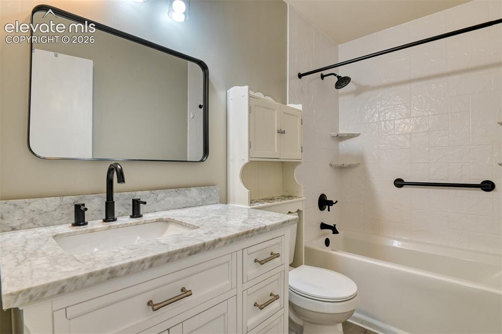 Image 5 of 50: Bathroom