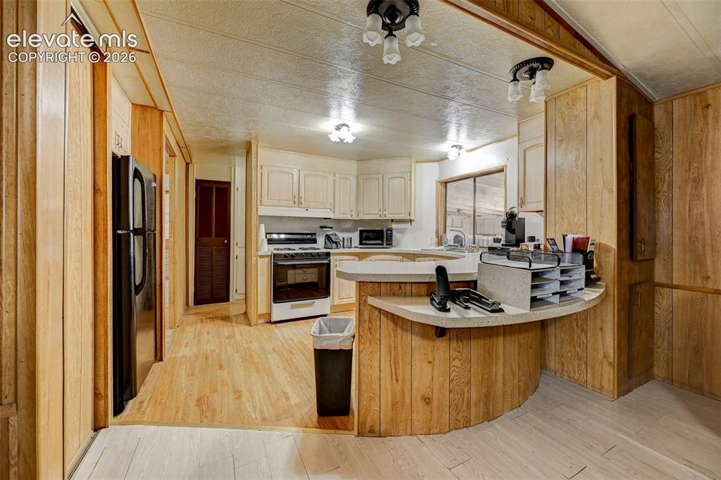 Image 10 of 42: Kitchen