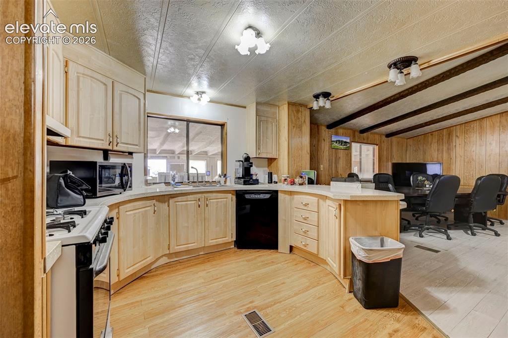 Image 11 of 42: Kitchen