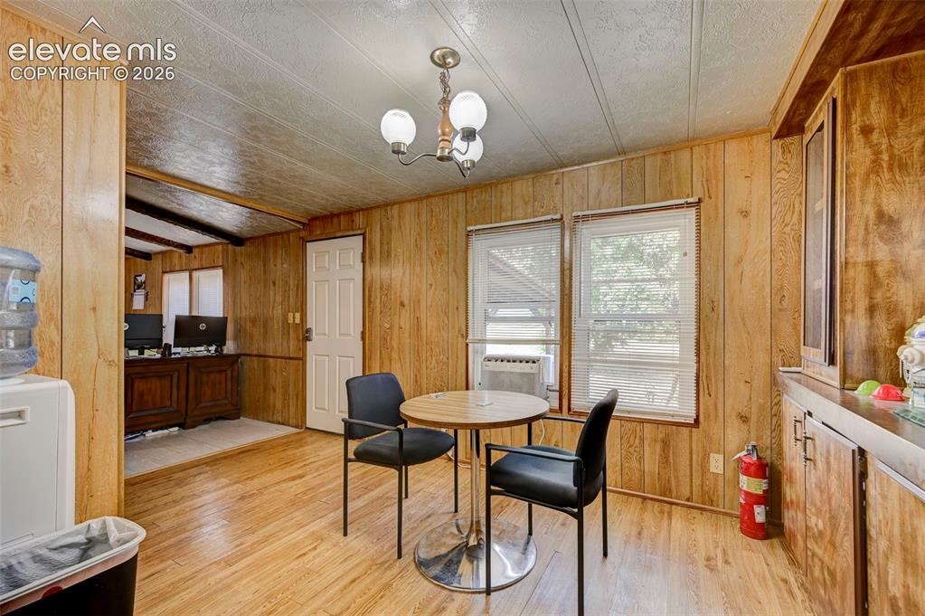 Image 13 of 42: Dining Area