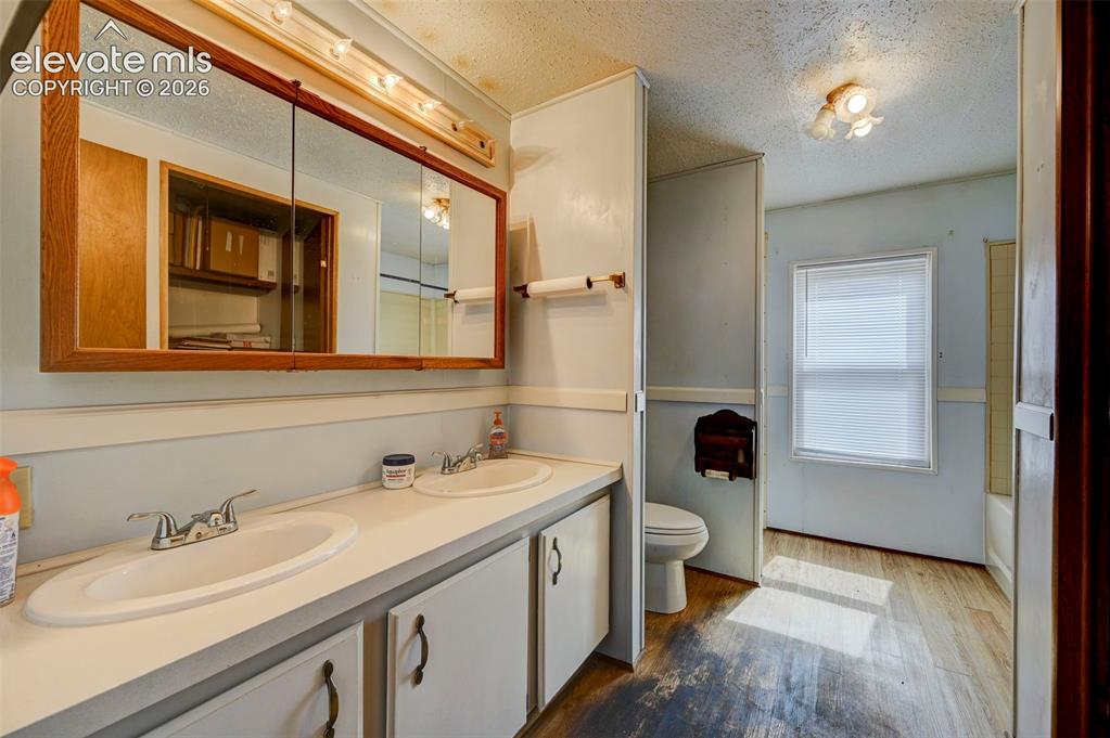 Image 14 of 42: Bathroom