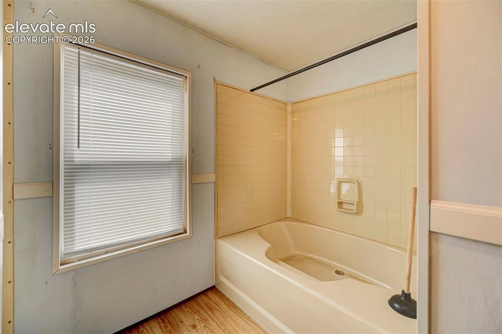 Image 15 of 42: Bathroom