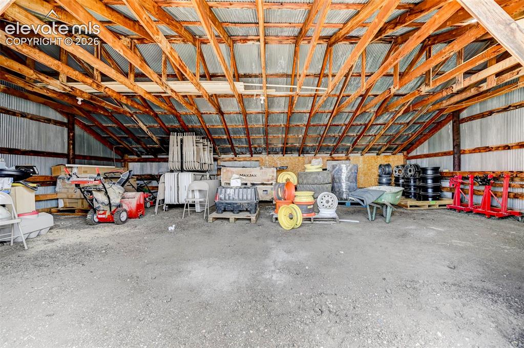 Image 20 of 42: Garage