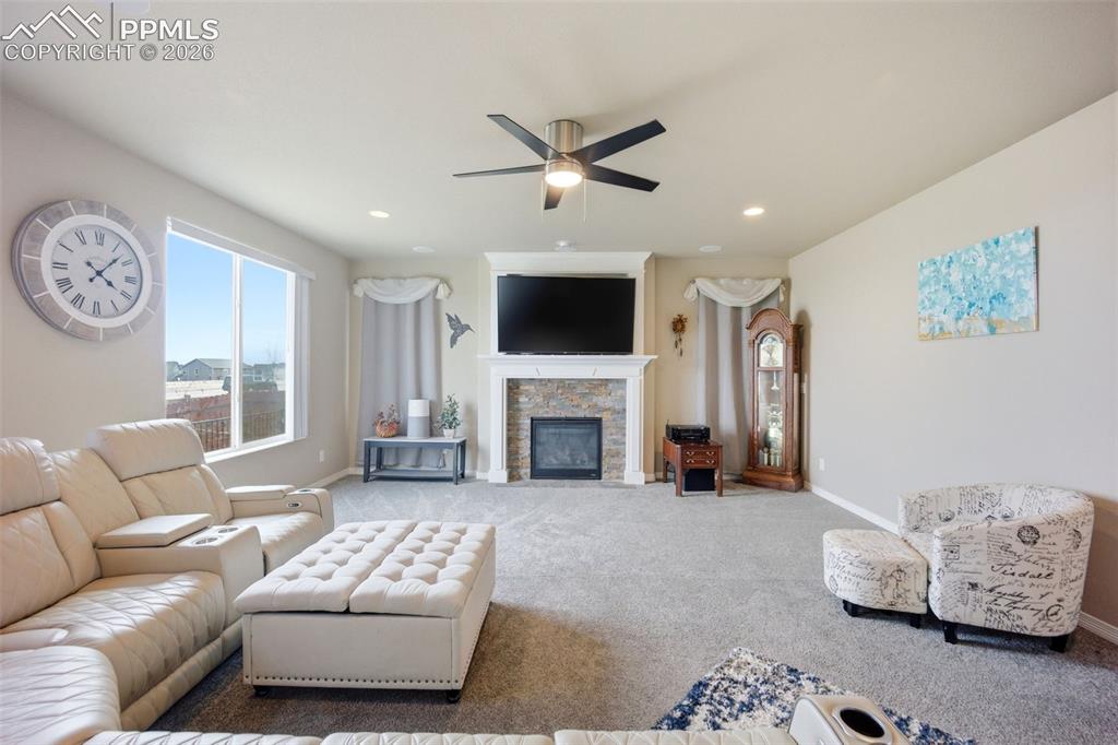 Image 17 of 46: Living Room