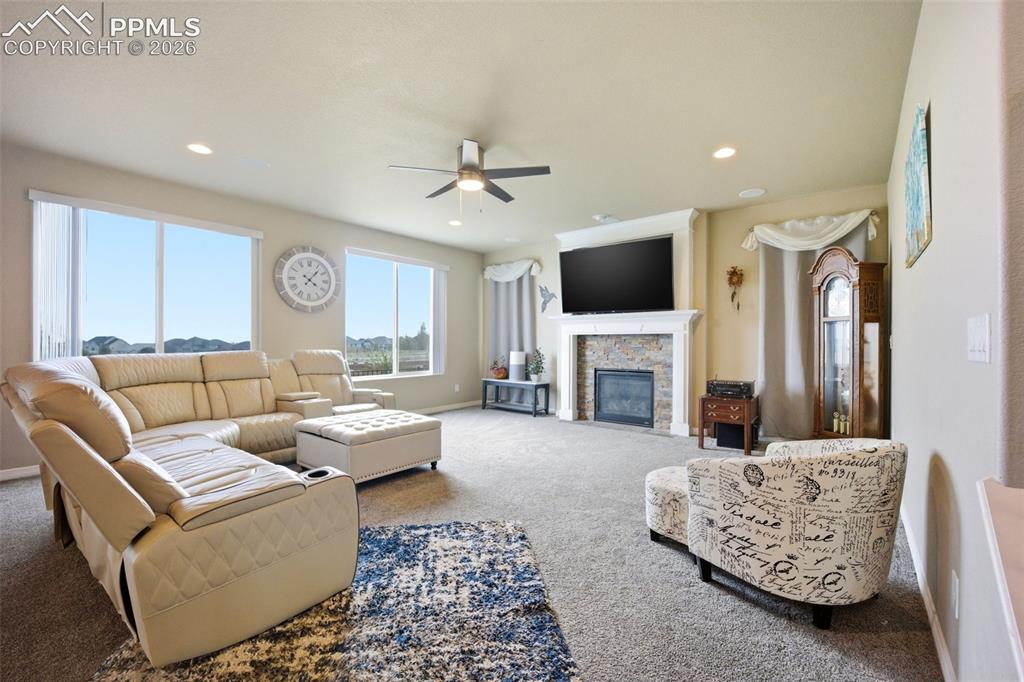 Image 19 of 46: Living Room