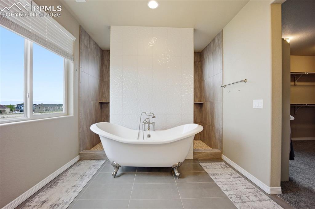 Image 33 of 46: Bathroom