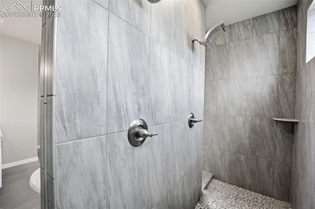 Image 34 of 46: Bathroom