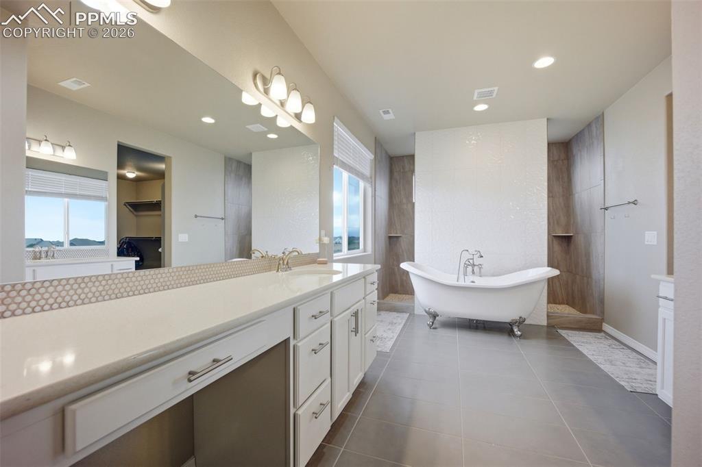 Image 35 of 46: Bathroom